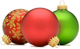Tre julgranskulor, en i rött med guldmönster och två enfärgade: röd och grön