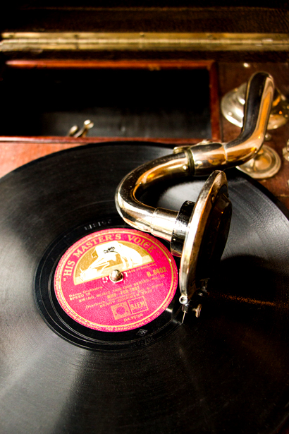 Foto ab gammal vevgrammofon som spelar en gammal skiva med texten "His Master's Voice"